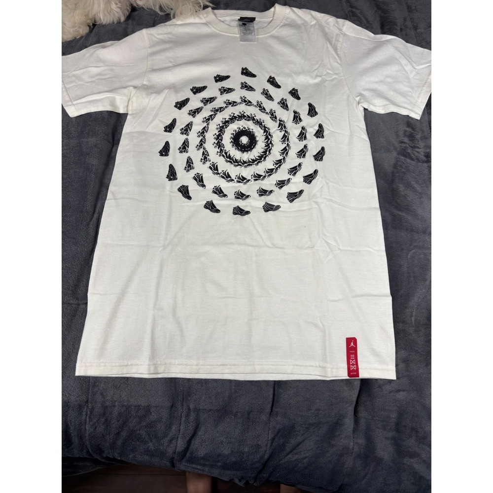 Jordan Mens White Sneaker Mandala Graphic Tee Shirt Medium 1985-2008 Red Tag